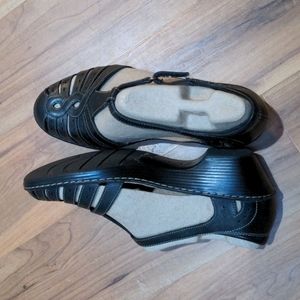Clark's Bendable Tiger Closed Toe Shoe in 8W.